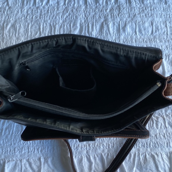 Opale genuine leather crossbody bag in black and tan. Multiple compartments. - Picture 10 of 17